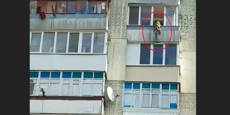 Успел схватить за руки: в Житомире коп спас женщину, передумавшую прыгать с балкона