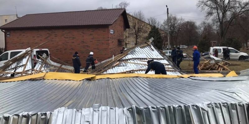 Сорванные крыши, поваленные деревья, один погибший: последствия непогоды в Украине