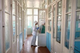 Українських медиків почнуть годувати, а для поліції обладнають кімнати відпочинку