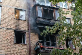 Утром в доме в Соломенском районе Киева начался пожар: одна женщина выпрыгнула из окна, другая погибла