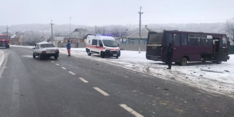 На Харьковщине легковушка въехала в автобус: двое погибших