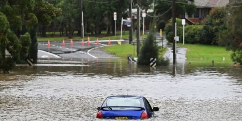 В Австралии из-за наводнения эвакуируют десятки тысяч людей