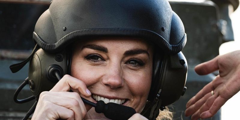 Кейт Миддлтон в каске поздравила британцев с Днем вооруженных сил