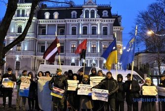 Под посольством РФ в Риге активисты требовали освобождения украинских политзаключенных
