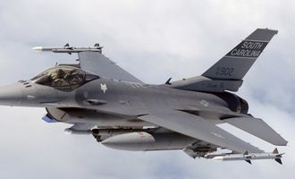 В США сенаторы сразу от двух партий призвали передать Украине F-16 и ATACMS