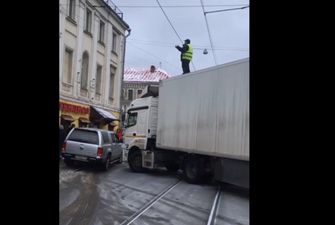 В центре Москвы дальнобойщик перекрыл улицу от безысходности: чем все закончилось