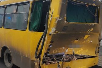 ДТП с маршруткой и фурой в Киеве: пострадали пять человек