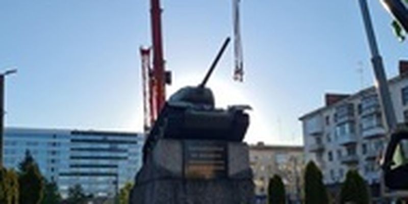 В Житомире демонтировали советский танк