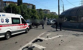 Части от машин разбросало по дороге: в Киеве столкнулись две легковушки, есть пострадавшие. Фото и видео