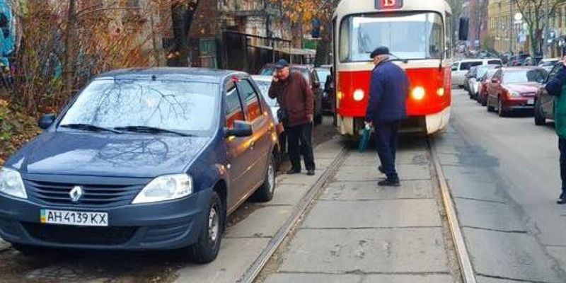 На Лукьяновке в Киеве «герой парковки» остановил электротранспорт