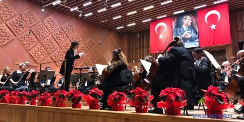 Украинка дирижировала президентским симфоническим оркестром Турции