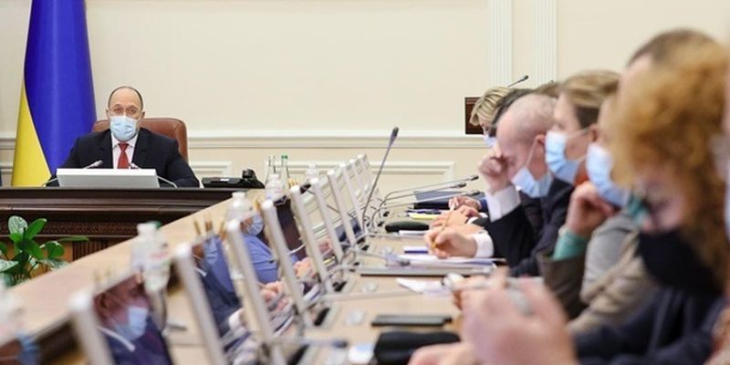 Кабмин одобрил отмену санкций против двух бывших депутатов Крыма