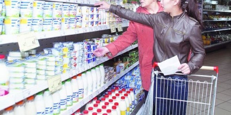 Ціни на молоко та сметану зробили ривок: супермаркети показали, скільки коштує "молочка"