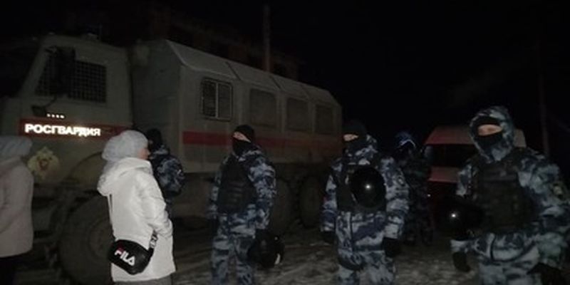 В Крыму устроили масштабные обыски в домах крымских татар, есть задержанные: фото и видео
