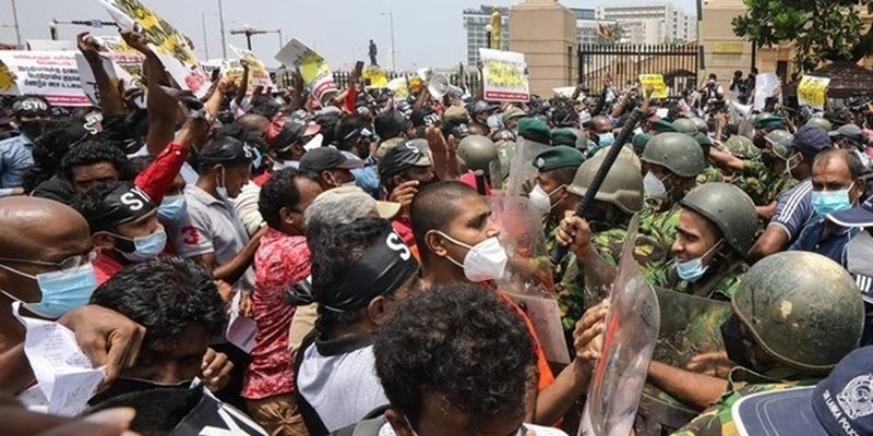 На Шри-Ланке из-за кризиса - массовые протесты