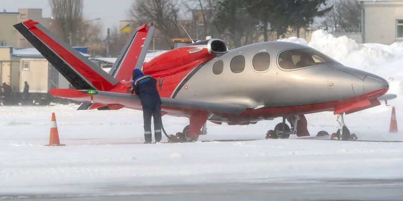 В аэропорт Киева прибыл самый маленький реактивный самолет в мире