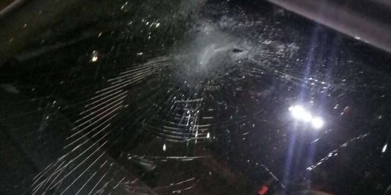 На Київщині п’яна жінка жбурнула камінь у поліцейське авто