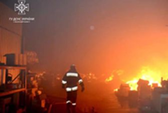 Во Львове произошел масштабный пожар на складе бытовой химии