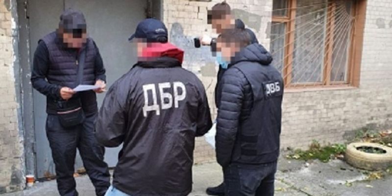 Двух киевских полицейских подозревают в жестоком избиении задержанного