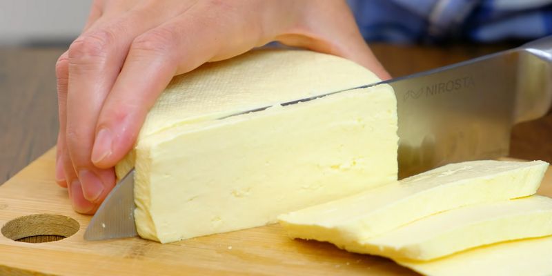 Дієтологи пояснили, кому не можна їсти сир