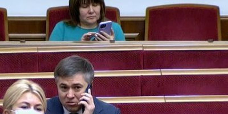 Рада показала "рекорд" по відвідуваності - депутати не слухали уряд і сиділи в телефонах