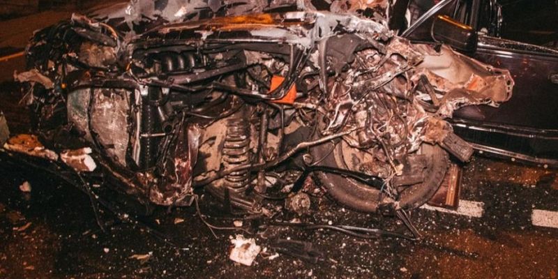 В Броварах водитель Mercedes вылетел на «встречку» и разбил 4 автомобиля