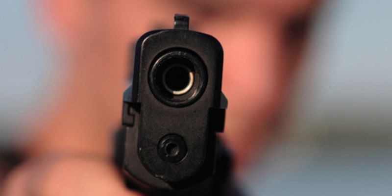 В Одессе мужчина с пистолетом и ножом напал на семью с ребенком