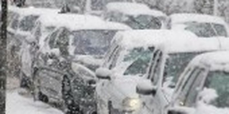 Через снігопад центр Києва у суботу "скували" затори