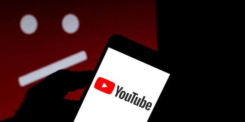 "Это недопустимо": Роскомнадзор потребовал снять санкции с Youtube-каналов российских СМИ