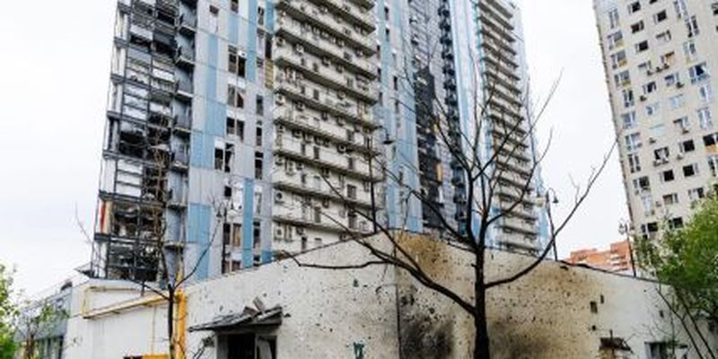 Ракетный удар по территории жилого комплекса в Харькове: показали фото последствий
