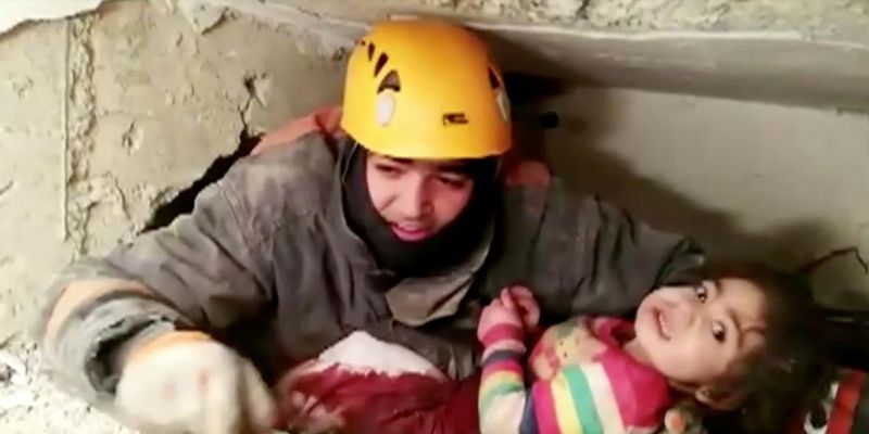 У Туреччині з-під завалів врятували матір з дворічною дитиною