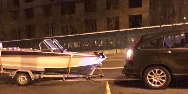 У Києві у ДТП потрапив… моторний човен