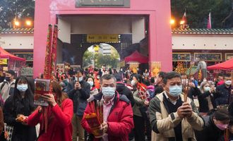 "Золотые" тигры и все в красном: жители Китая отмечают Новый год-2022