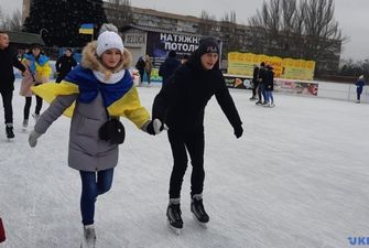 В Запорожье в День Соборности устроили флешмоб на коньках