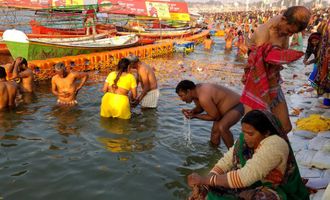 COVID-статистика не пугает индусов: в священной реке Ганг - массовое купание