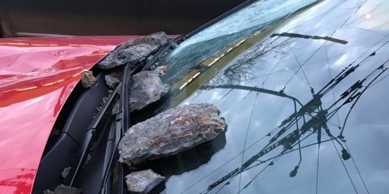 В Киеве «устал» очередной мост: кусок бетона упал на авто