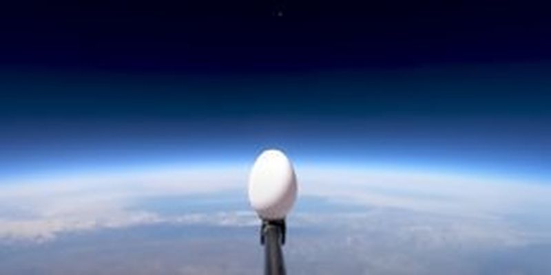 Экс-инженер NASA выпустил два яйца с высоты 30 километров и они не разбились – видео