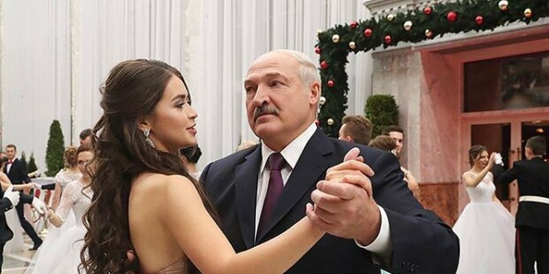 "У Батьки хороший смак": мережу підірвав знімок Лукашенка із моделлю, яка стала депутатом