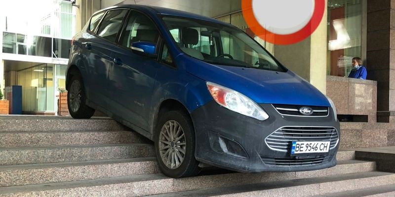 "А говорят, что женщины плохо водят", - в Киеве водитель сократил путь по лестнице и застрял посреди дороги
