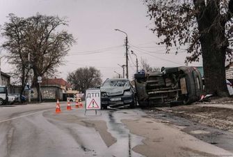 Серйозна ДТП під Києвом: Hyundai перекинувся після зіткнення з Audi