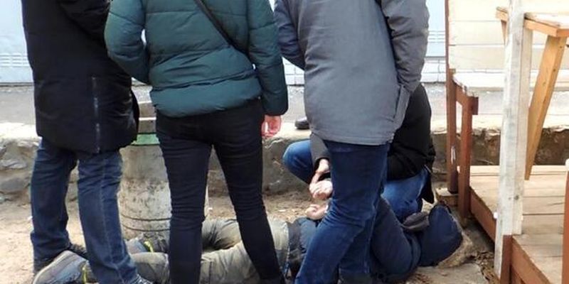 Втерся в доверие: появились фото и видео 19-летнего насильника школьницы в Киеве