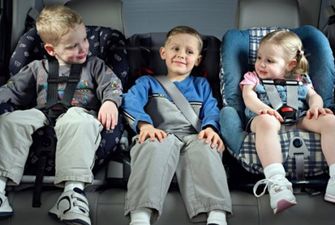 Зеленский разрешил штрафовать за перевозку детей без автокресла