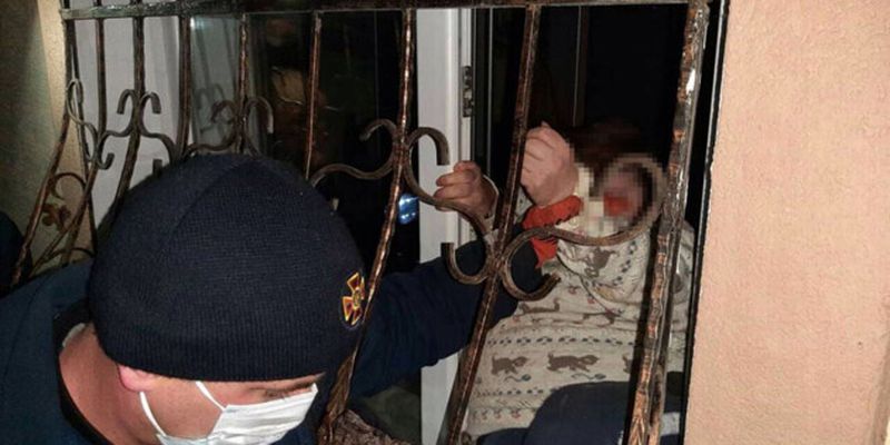 В Днепропетровской области женщина застряла в оконной решетке: ее доставали спасатели