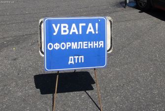 Понадобилась помощь медиков: В Одессе автокран врезался в трамвай с людьми