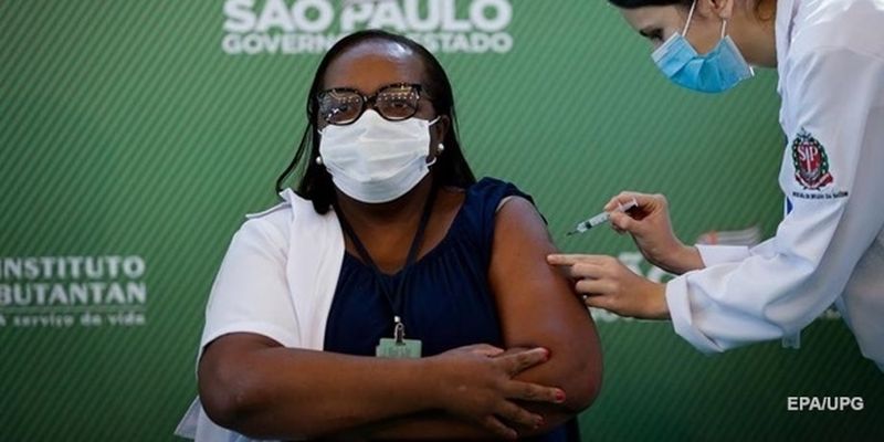Бразилия разрешила экстренное использование вакцин Sinovac и AstraZeneca