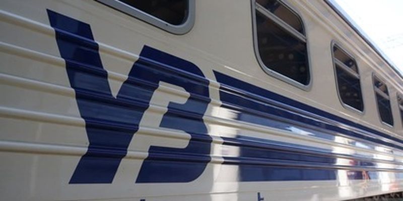 Ведром и покрывалом: в сети показали видео "ремонтных работ" в поезде "Укрзализныци"