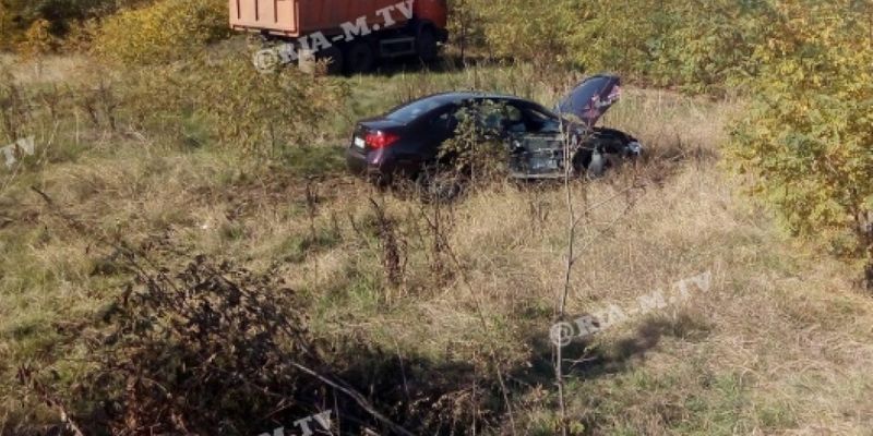 Под Мелитополем столкнулись Hyundai и КамАЗ: чудом обошлось без жертв