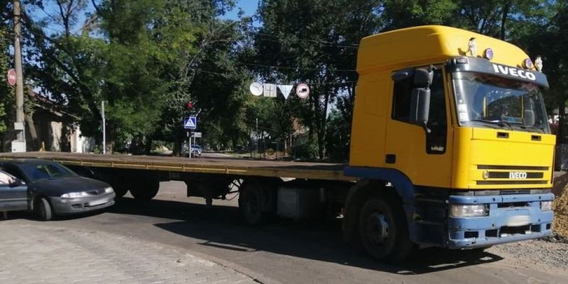 В Николаеве на светофоре столкнулись седельный тягач и Mitsubishi