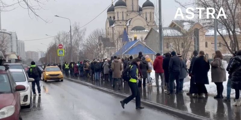 Огромная очередь к храму: фото и видео прощания с Навальным в Москве