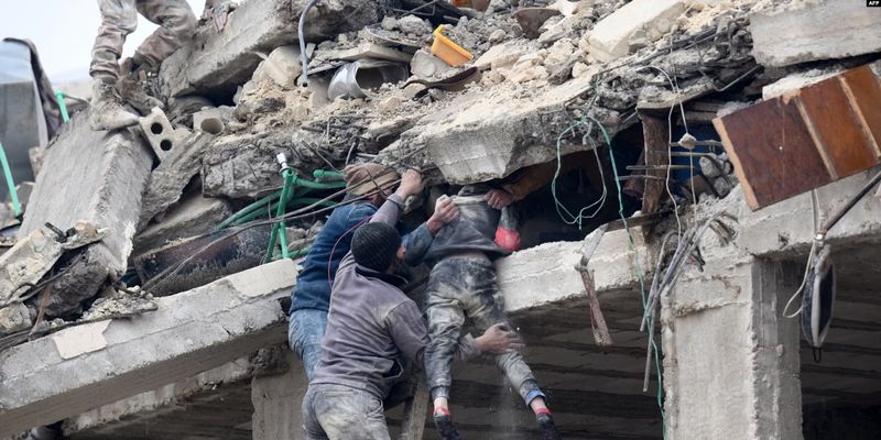 "Землетрясение разрушило весь город, кто на машинах – уезжают, мы остались", – украинка в Турции